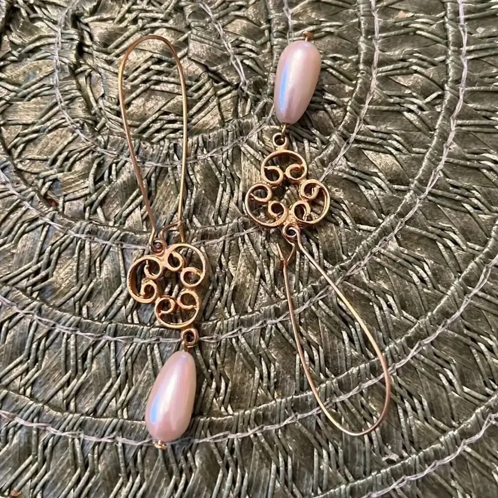 6 pair vintage faux pearl and gold colored earrings EVC
